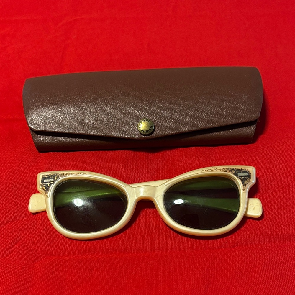 Vintage Sunglasses with Case - Picture 2 of 6